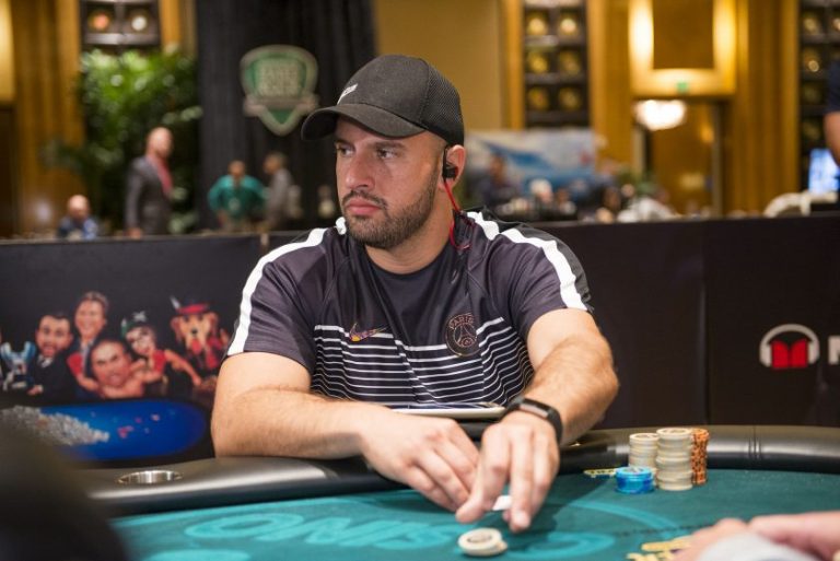 How to Study the Body Language and Psychology of Flush Opponents?